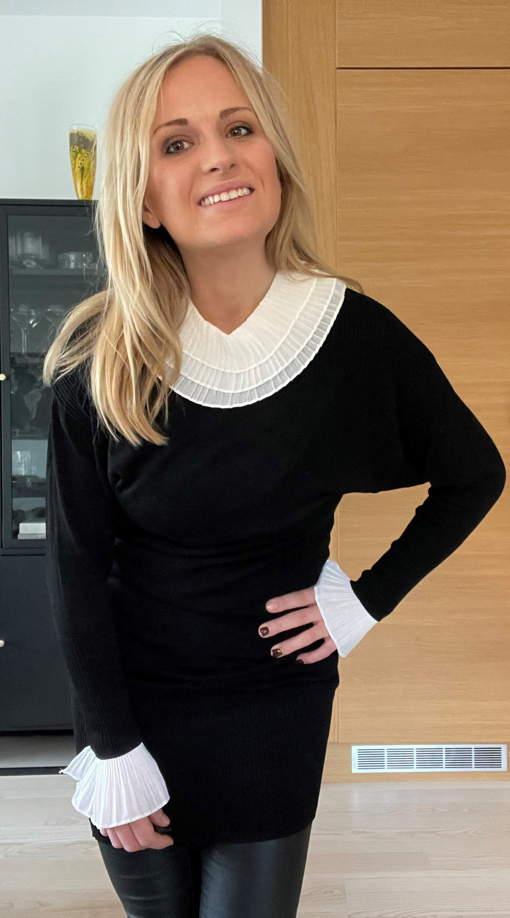 Krage veckad rund vit