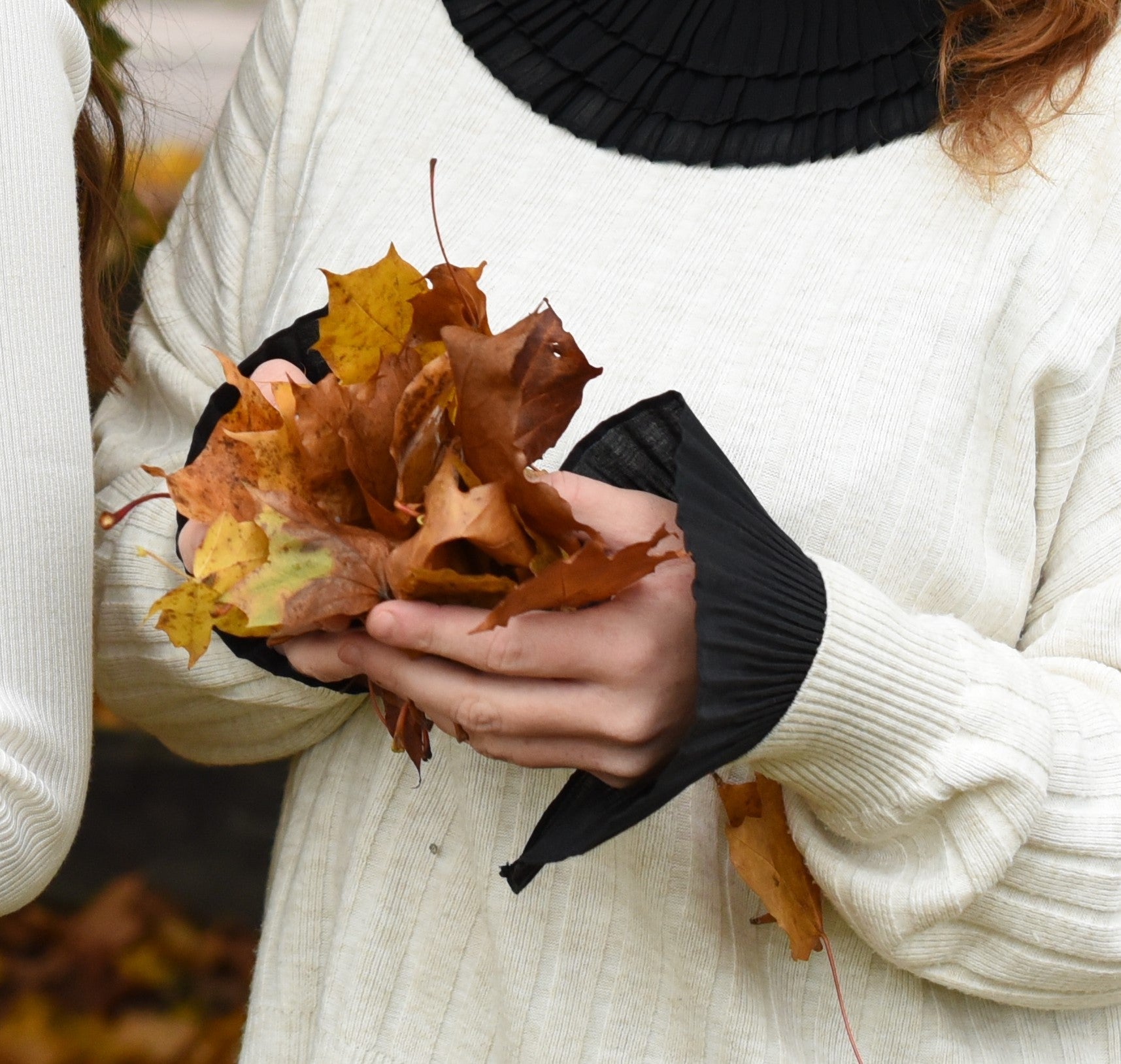 Muddar veckade i svart