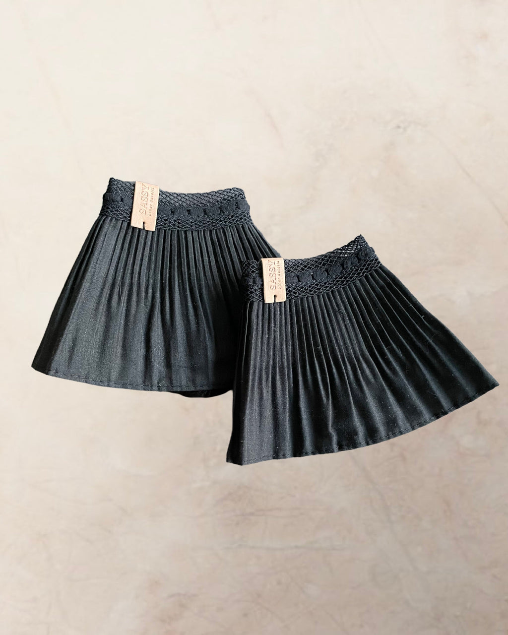 Muddar veckade i svart