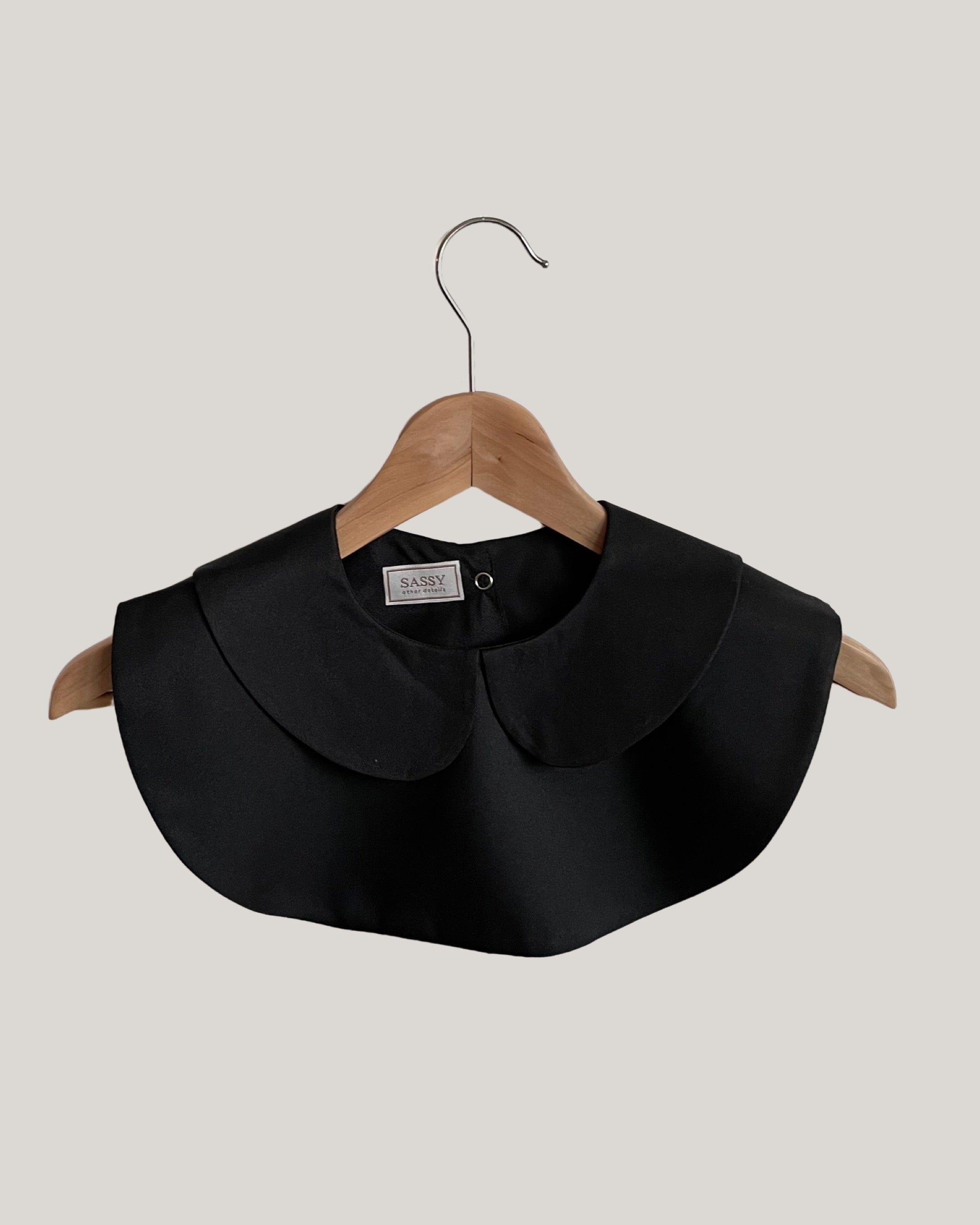 Krage Brigitte svart