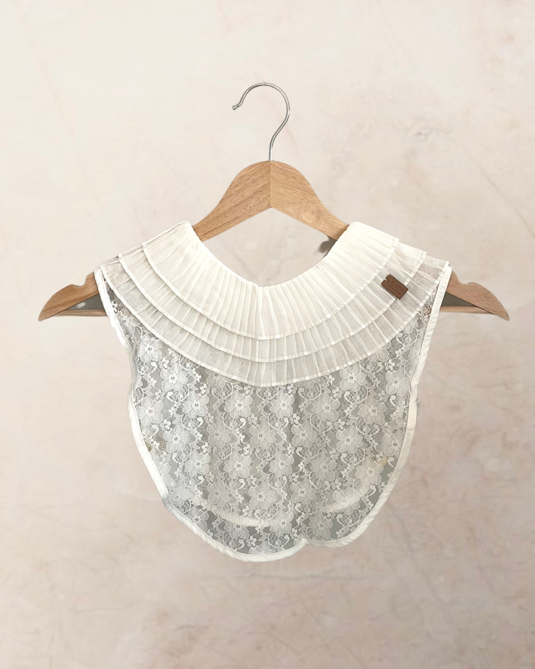 Krage veckad rund vit